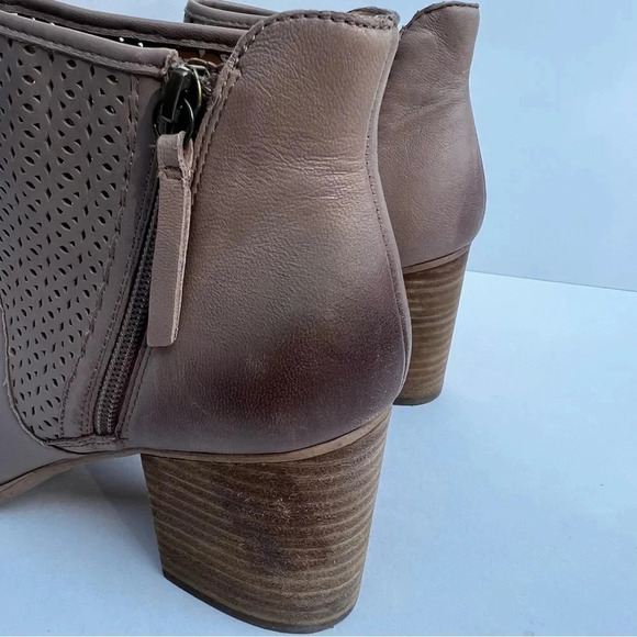 Sofft Leather Perforated Nude Ombré Block Heel Side Zipper Ankle Bootie Size 10M - Picture 10 of 15
